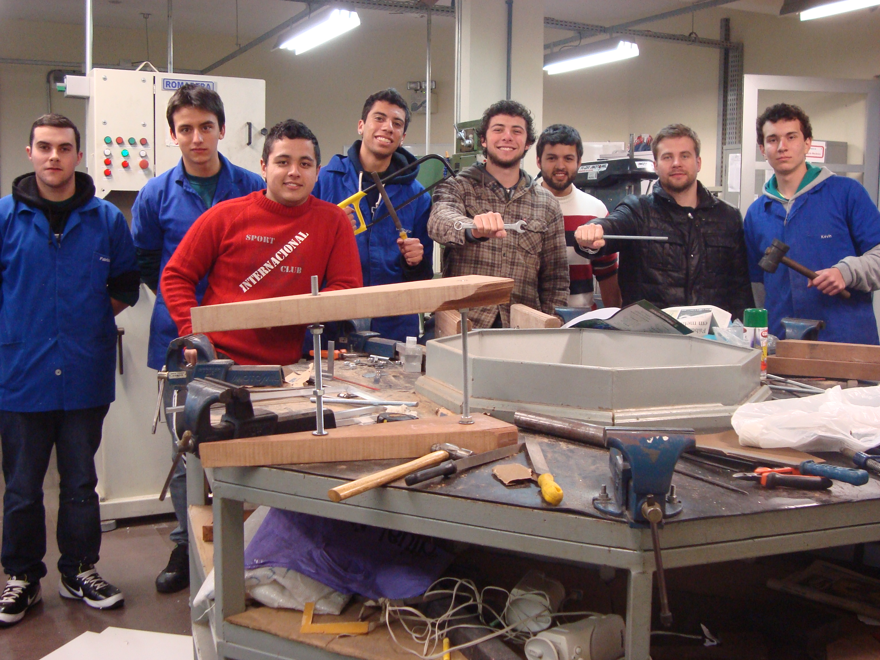 Foto de uma turma construíndo a mecânica dos robôs